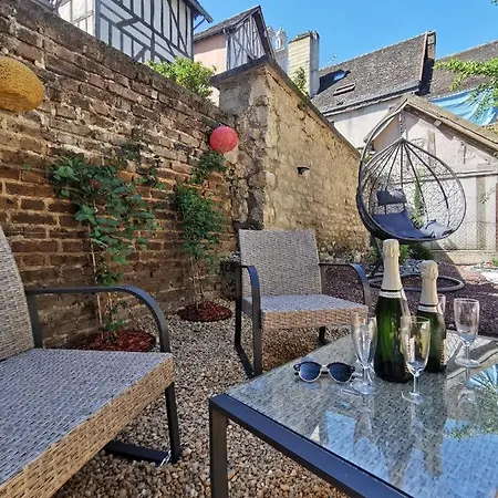Le De La Cathedrale - Jacuzzi - Sauna - Champagne - Netflix - Wifi Lägenhet Troyes